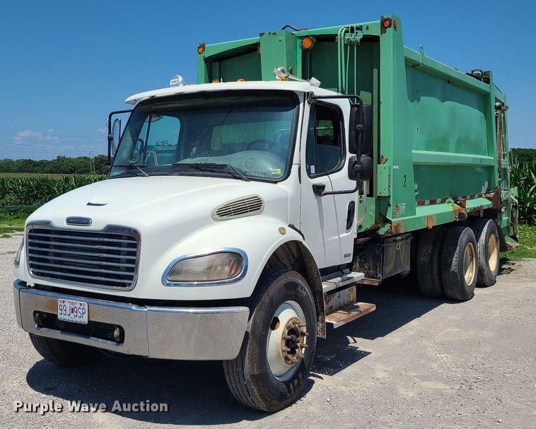 image for item MO9883 2005 Freightliner Business Class M2  refuse truck