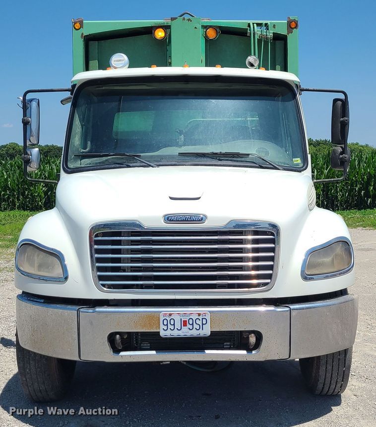 image for item MO9883 2005 Freightliner Business Class M2  refuse truck