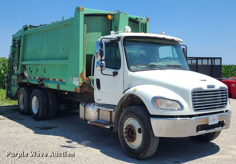 image for item MO9883 2005 Freightliner Business Class M2  refuse truck
