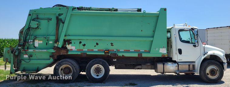 image for item MO9883 2005 Freightliner Business Class M2  refuse truck