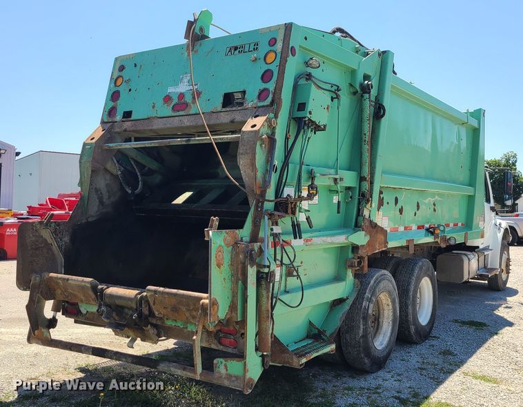 image for item MO9883 2005 Freightliner Business Class M2  refuse truck