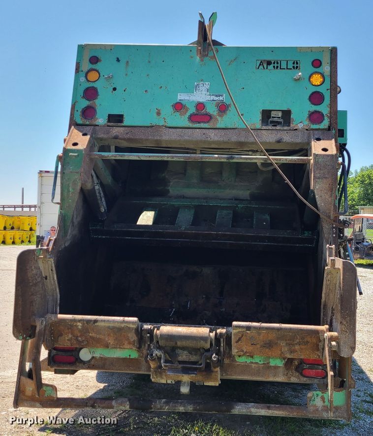 image for item MO9883 2005 Freightliner Business Class M2  refuse truck