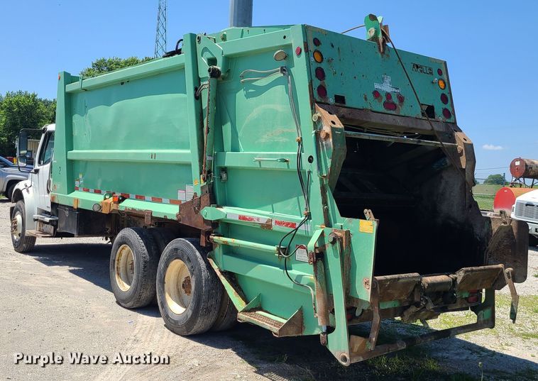 image for item MO9883 2005 Freightliner Business Class M2  refuse truck