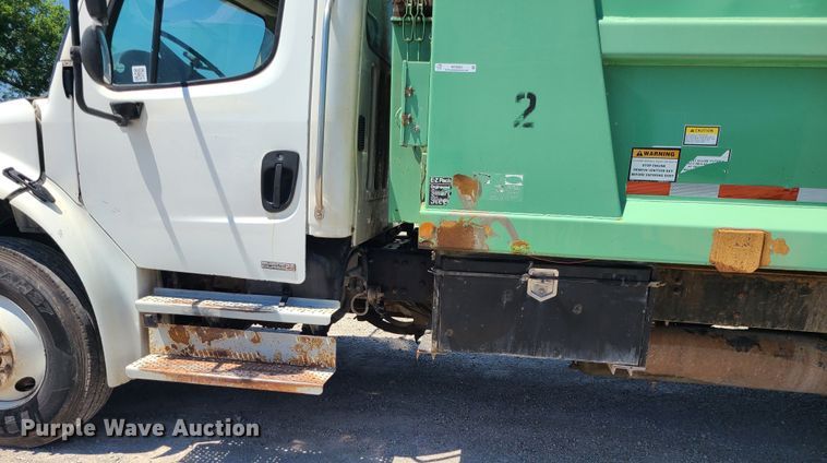 image for item MO9883 2005 Freightliner Business Class M2  refuse truck