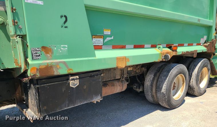 image for item MO9883 2005 Freightliner Business Class M2  refuse truck