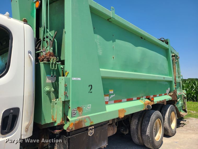image for item MO9883 2005 Freightliner Business Class M2  refuse truck