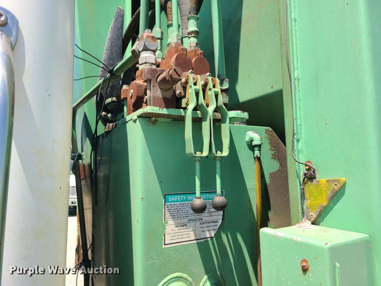 image for item MO9883 2005 Freightliner Business Class M2  refuse truck