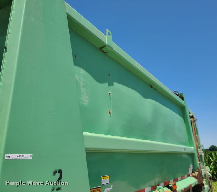 image for item MO9883 2005 Freightliner Business Class M2  refuse truck