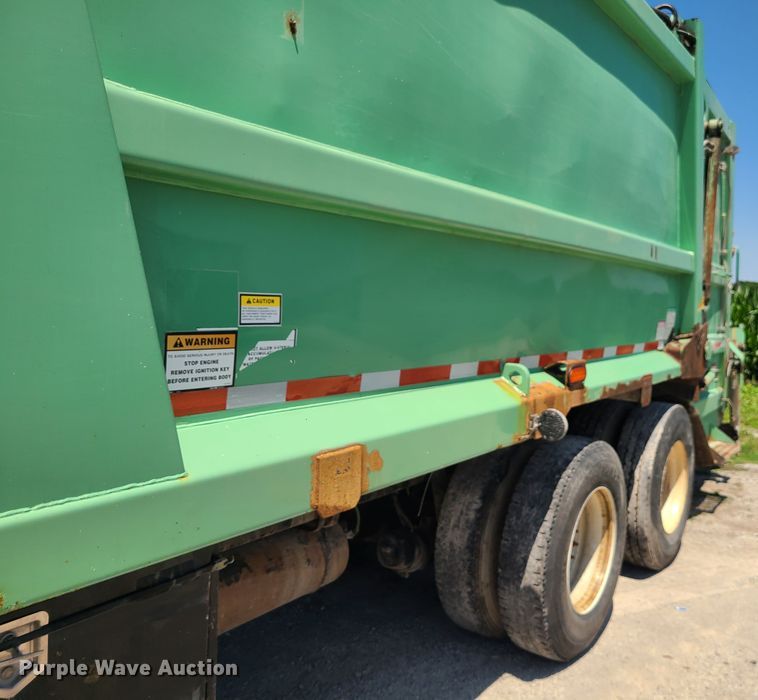 image for item MO9883 2005 Freightliner Business Class M2  refuse truck