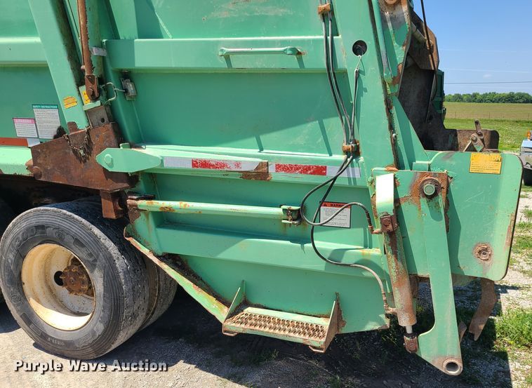 image for item MO9883 2005 Freightliner Business Class M2  refuse truck