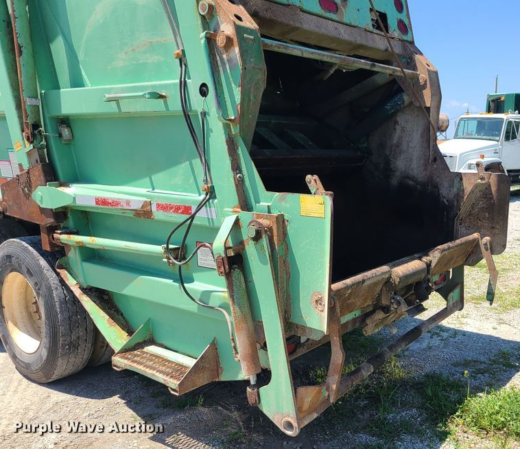 image for item MO9883 2005 Freightliner Business Class M2  refuse truck