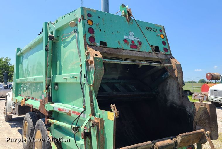 image for item MO9883 2005 Freightliner Business Class M2  refuse truck