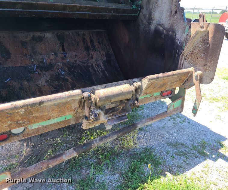 image for item MO9883 2005 Freightliner Business Class M2  refuse truck