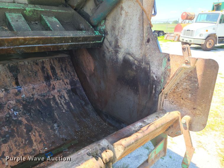 image for item MO9883 2005 Freightliner Business Class M2  refuse truck