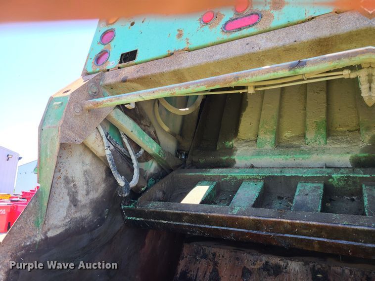 image for item MO9883 2005 Freightliner Business Class M2  refuse truck