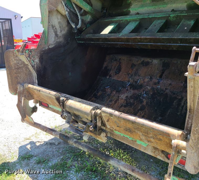 image for item MO9883 2005 Freightliner Business Class M2  refuse truck