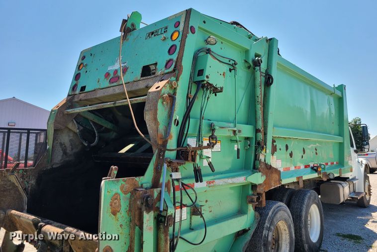 image for item MO9883 2005 Freightliner Business Class M2  refuse truck