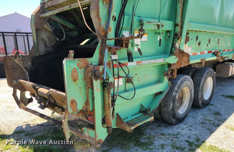 image for item MO9883 2005 Freightliner Business Class M2  refuse truck