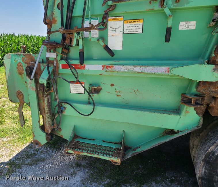 image for item MO9883 2005 Freightliner Business Class M2  refuse truck