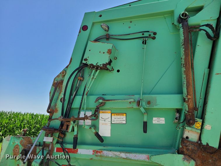 image for item MO9883 2005 Freightliner Business Class M2  refuse truck