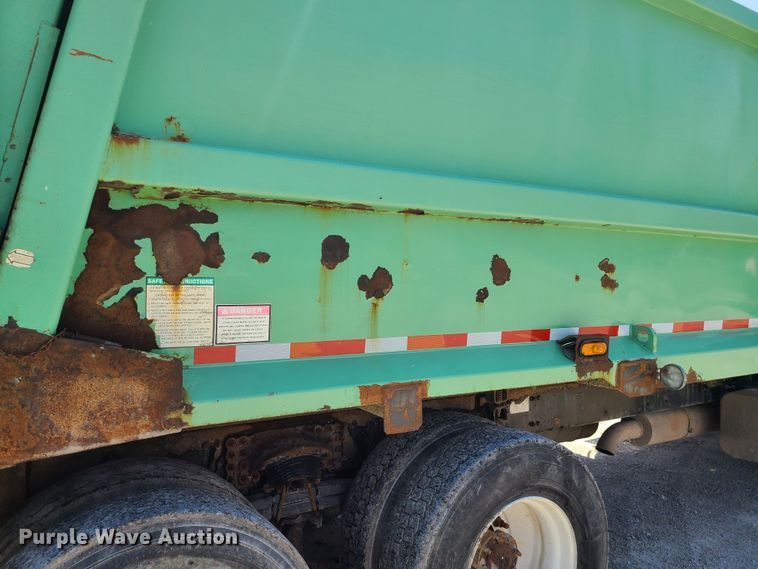 image for item MO9883 2005 Freightliner Business Class M2  refuse truck