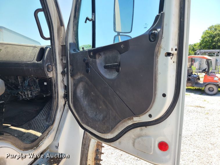 image for item MO9883 2005 Freightliner Business Class M2  refuse truck