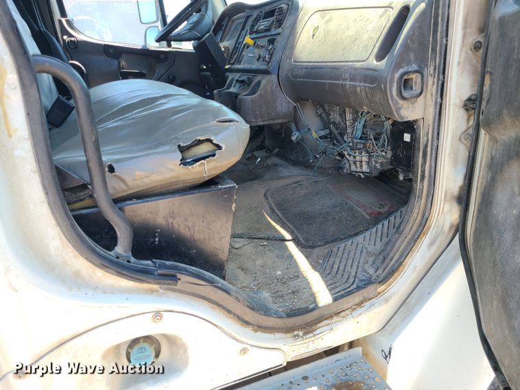 image for item MO9883 2005 Freightliner Business Class M2  refuse truck