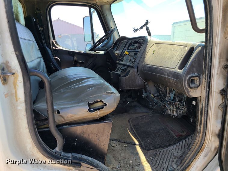 image for item MO9883 2005 Freightliner Business Class M2  refuse truck