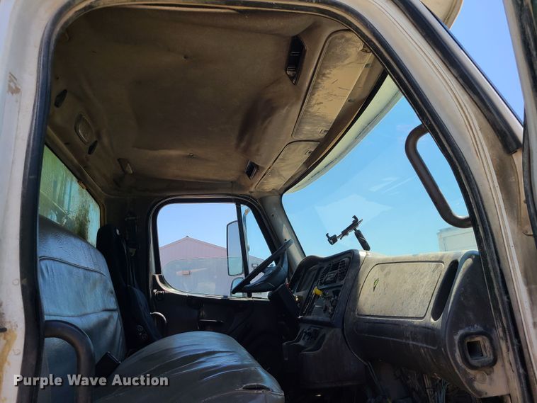 image for item MO9883 2005 Freightliner Business Class M2  refuse truck