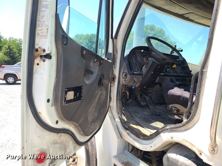 image for item MO9883 2005 Freightliner Business Class M2  refuse truck