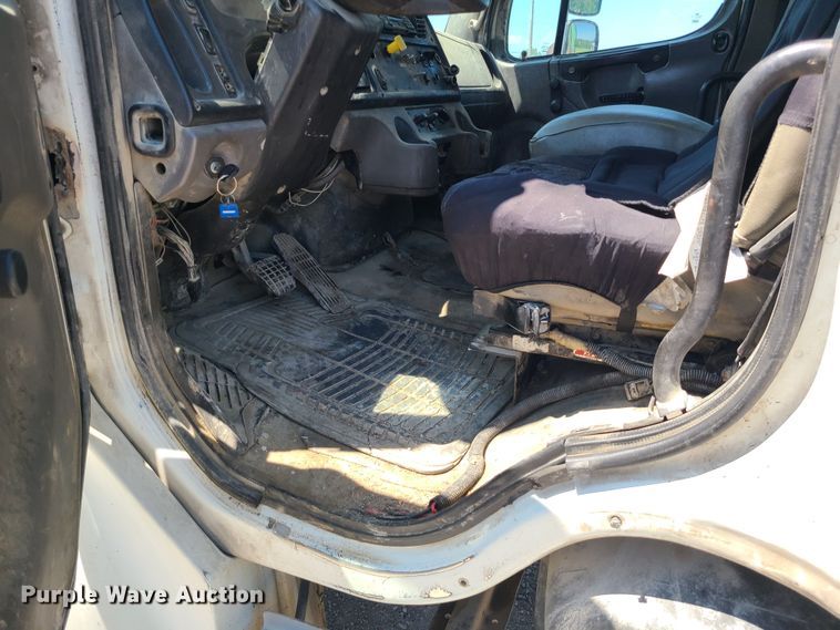 image for item MO9883 2005 Freightliner Business Class M2  refuse truck