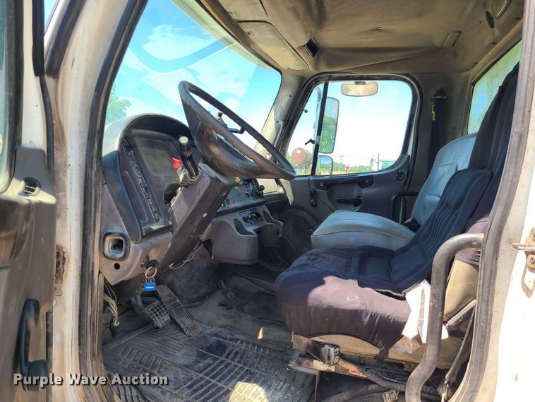 image for item MO9883 2005 Freightliner Business Class M2  refuse truck