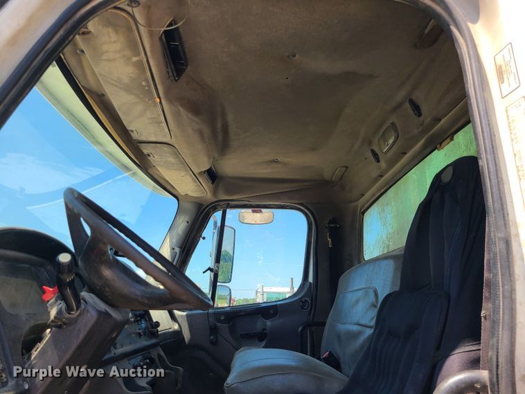 image for item MO9883 2005 Freightliner Business Class M2  refuse truck