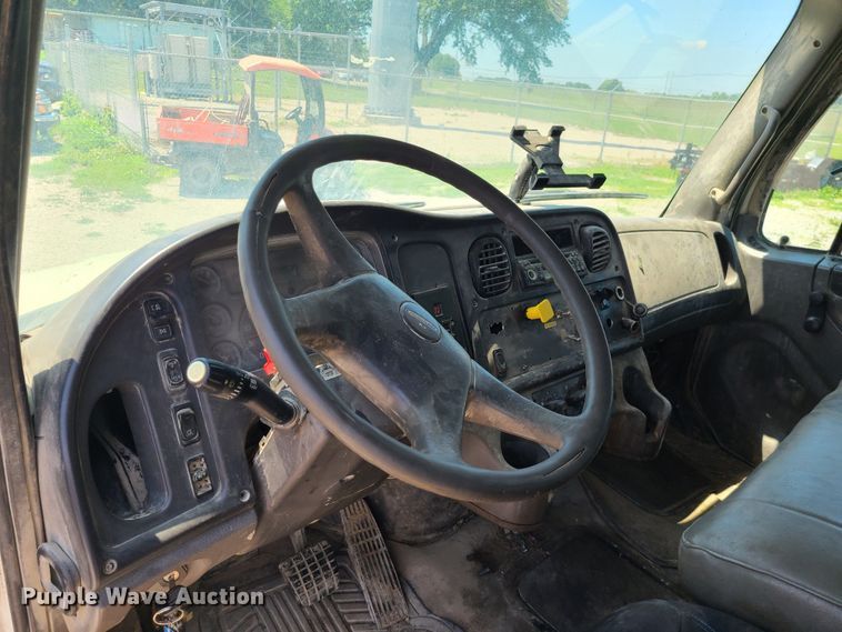 image for item MO9883 2005 Freightliner Business Class M2  refuse truck