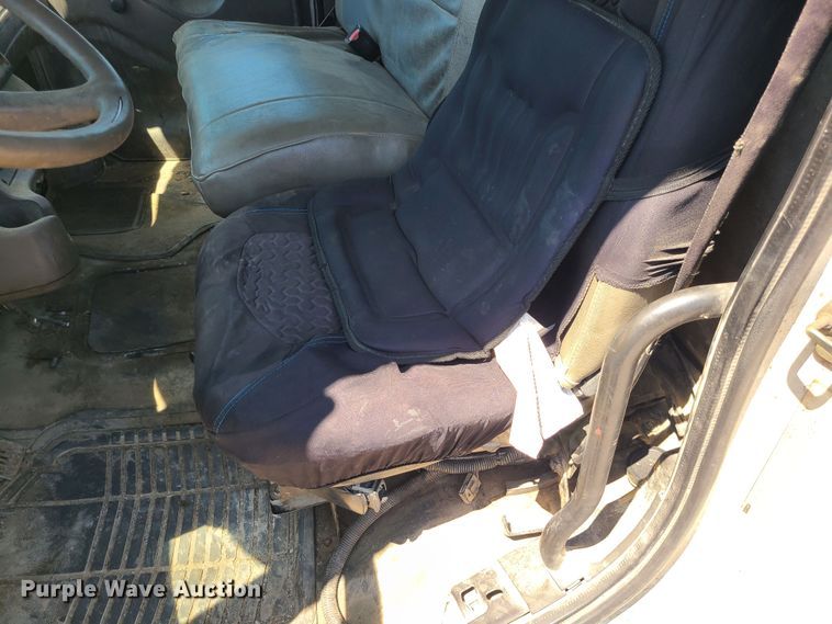 image for item MO9883 2005 Freightliner Business Class M2  refuse truck