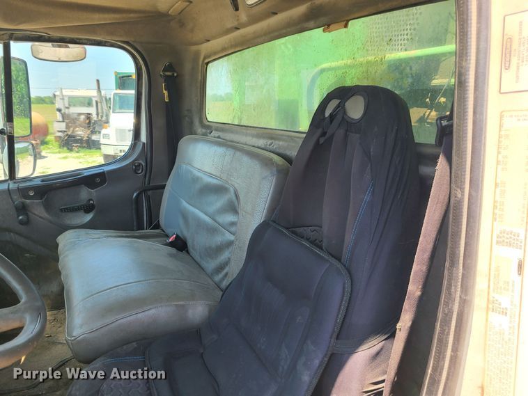 image for item MO9883 2005 Freightliner Business Class M2  refuse truck