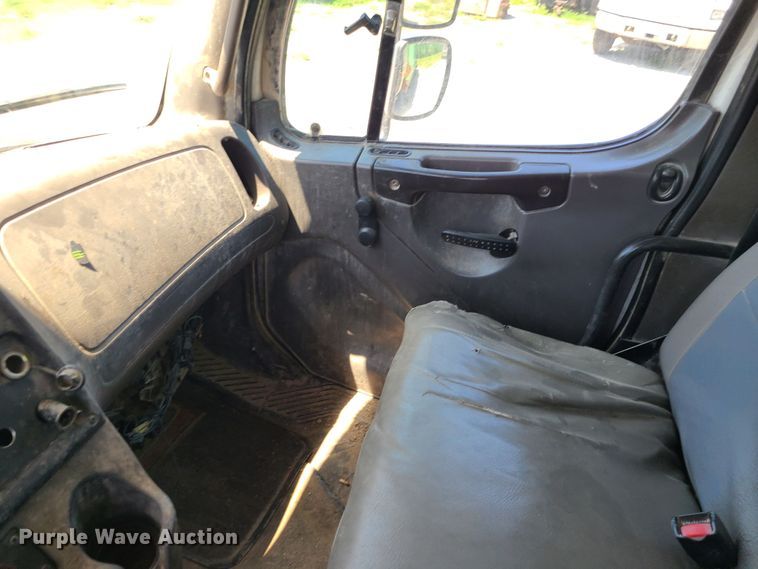 image for item MO9883 2005 Freightliner Business Class M2  refuse truck