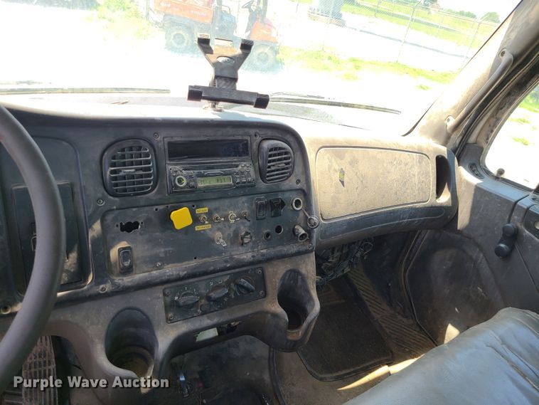 image for item MO9883 2005 Freightliner Business Class M2  refuse truck