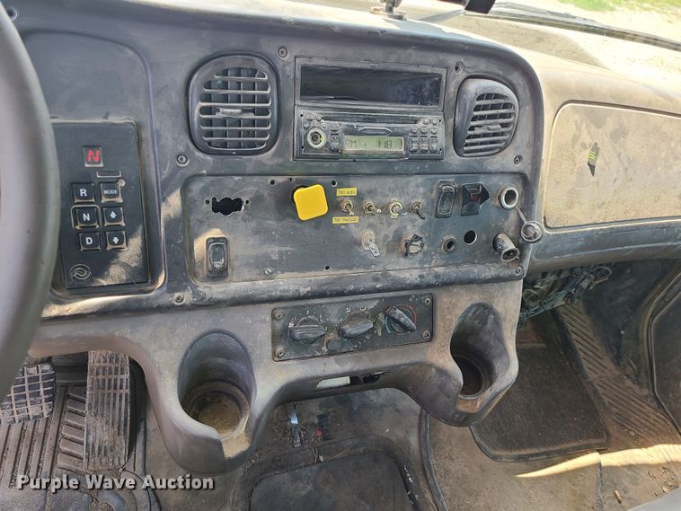 image for item MO9883 2005 Freightliner Business Class M2  refuse truck