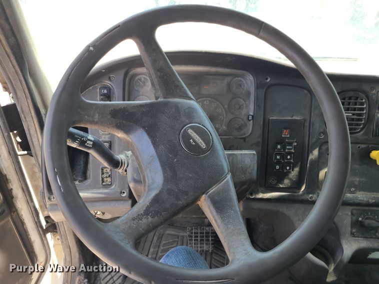 image for item MO9883 2005 Freightliner Business Class M2  refuse truck