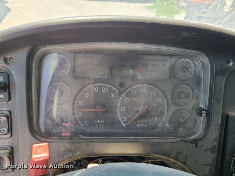 image for item MO9883 2005 Freightliner Business Class M2  refuse truck