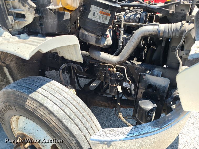 image for item MO9883 2005 Freightliner Business Class M2  refuse truck