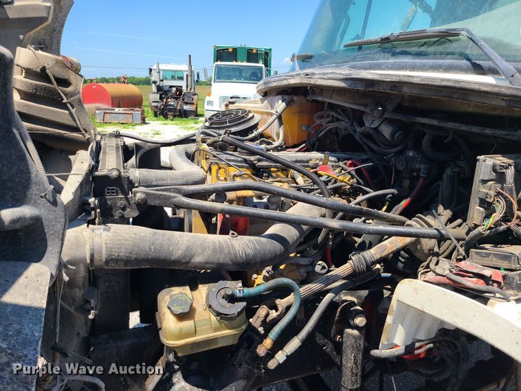 image for item MO9883 2005 Freightliner Business Class M2  refuse truck