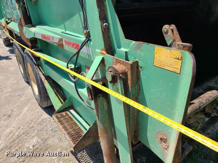 image for item MO9883 2005 Freightliner Business Class M2  refuse truck