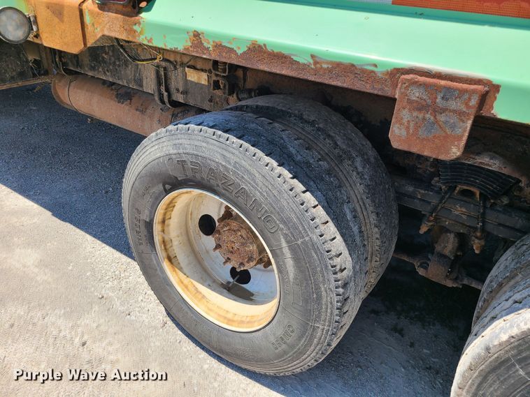 image for item MO9883 2005 Freightliner Business Class M2  refuse truck