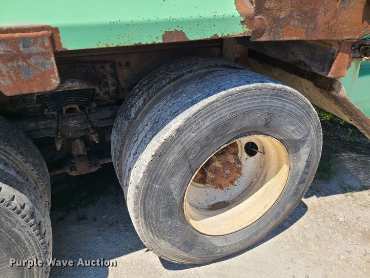 image for item MO9883 2005 Freightliner Business Class M2  refuse truck