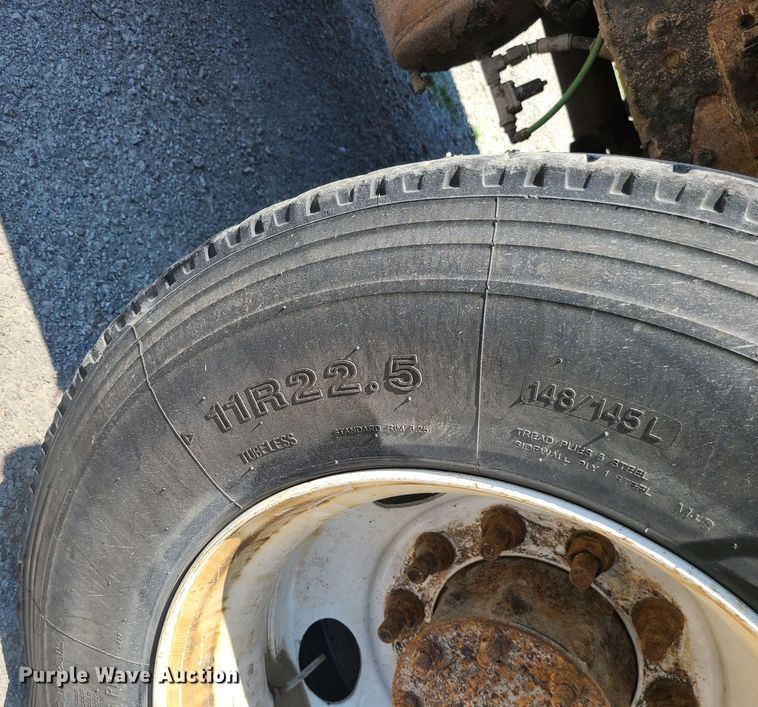 image for item MO9883 2005 Freightliner Business Class M2  refuse truck