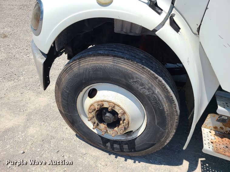 image for item MO9883 2005 Freightliner Business Class M2  refuse truck