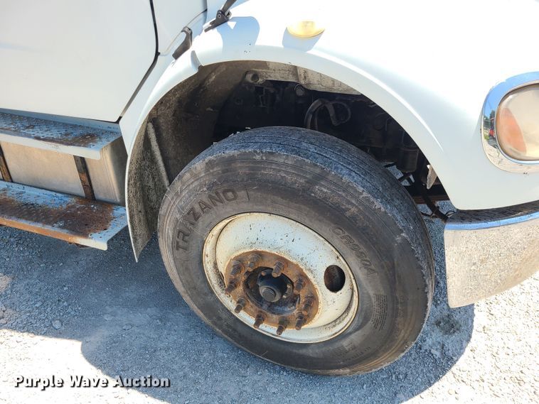 image for item MO9883 2005 Freightliner Business Class M2  refuse truck