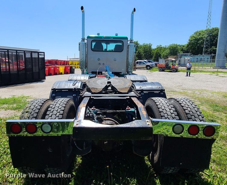 image for item MO9884 2001 Peterbilt 378  semi truck